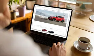 خرید خودرو تحویل فوری یا پیش‌فروش؟ مقایسه‌ای دقیق برای انتخاب بهترین روش خرید خودرو