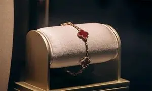 دستبند طرح ونکلیف؛ ترکیبی از هنر و اصالت در جواهرات
