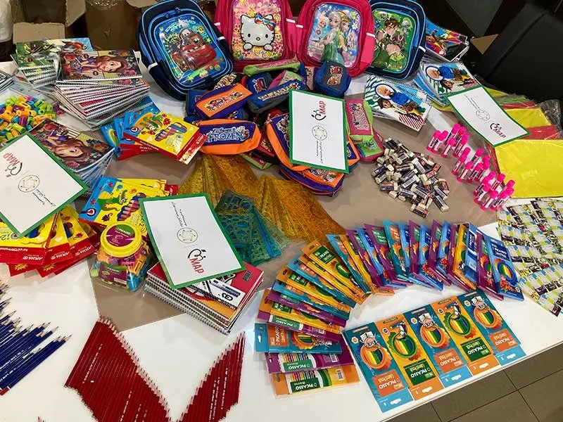 توزیع نوشت‌افزار در میان دانش‌آموزان زرین‌رویا