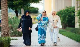 ویژگی‌های پیراهن تابستانی مناسب برای خانم‌های قد کوتاه