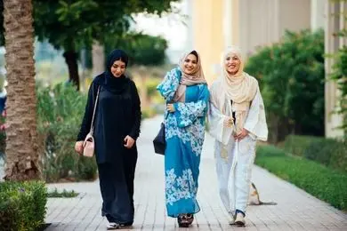 ویژگی‌های پیراهن تابستانی مناسب برای خانم‌های قد کوتاه