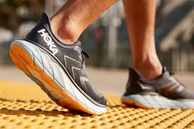 از کجا کفش ورزشی مردانه اصل بخریم؟