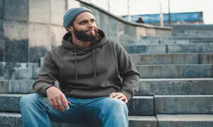 چطور هودی‌ های بادی اسپینر را با شلوار جین ست کنیم؟