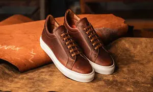 ۳ کفش چرم اسپورت مردانه برای استایل های نیمه رسمی