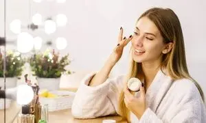 بهترین کرم ضد چروک برای ۳۰ تا ۴۰ سال؛ از چه سنی باید مراقبت جدی از پوست را شروع کرد؟