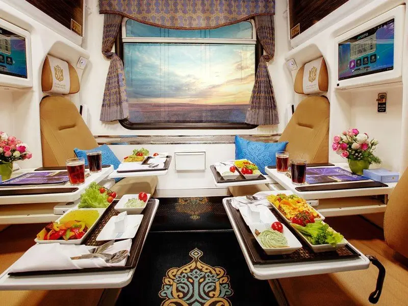 چطور با قطار یا هواپیما به مشهد سفر کنیم و هزینه تور تابستان ۱۴۰۴ را کمتر کنیم؟