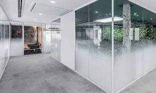 چرا پارتیشن شیشه‌ای فریملس در دفاتر مینیمال محبوب‌تر است؟