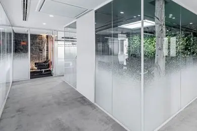 چرا پارتیشن شیشه‌ای فریملس در دفاتر مینیمال محبوب‌تر است؟