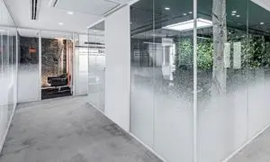 چرا پارتیشن شیشه‌ای فریملس در دفاتر مینیمال محبوب‌تر است؟